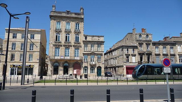 Bordeaux-Chartrons/Immobilier/CENTURY21 Cabinet Rollin/Bordeaux vue quai Chartrons et tramway
